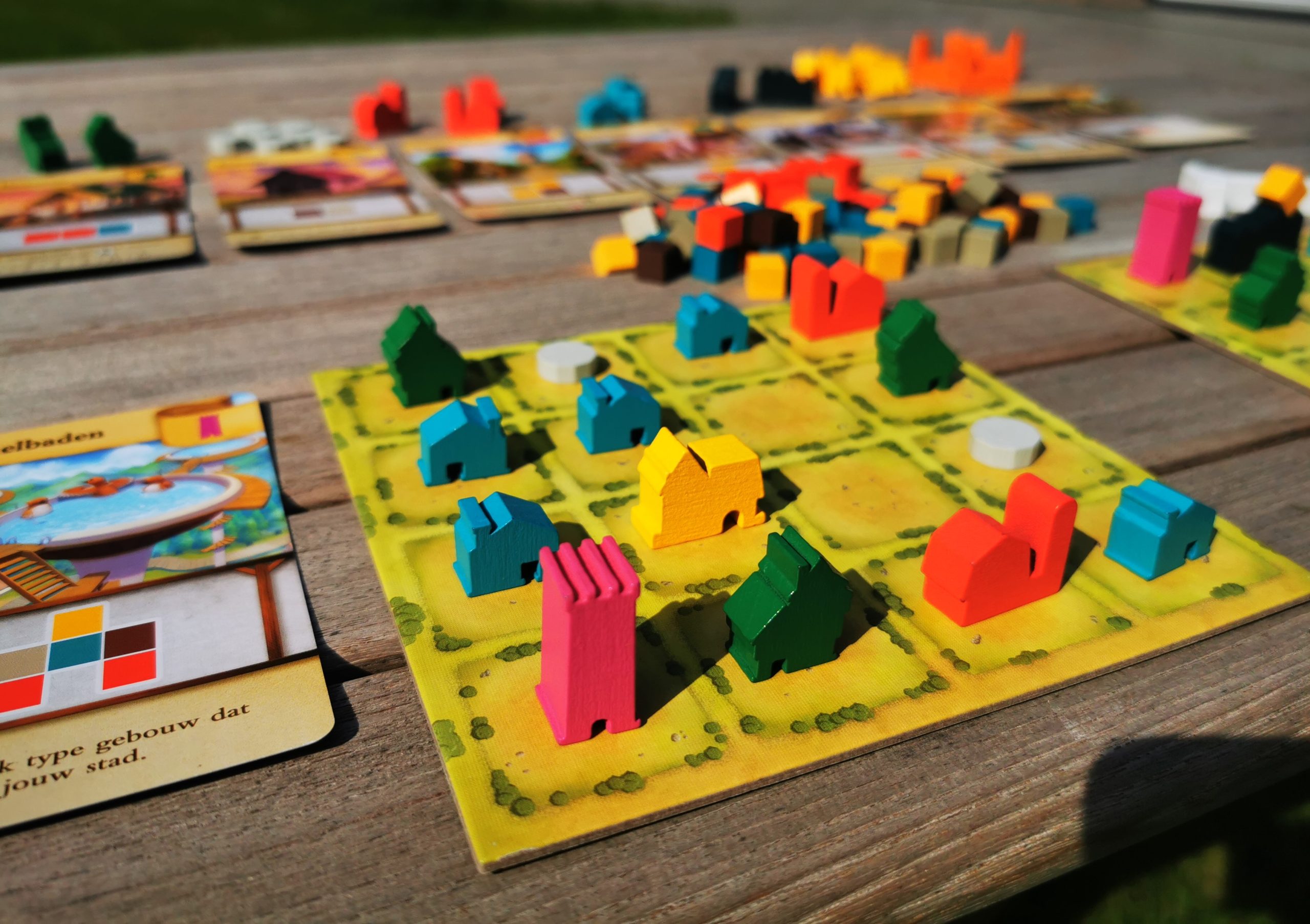 Tiny_Towns_Sfeer_2_White-Goblin-Games-scaled